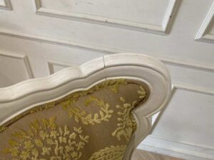 Single-seat Louis-style wooden chair with yellow fabric cushion_WHODFSSL3N