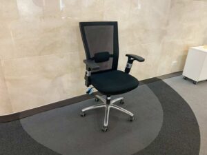 Executive chair, fabric upholstery, mesh backrest, Perfect brand.