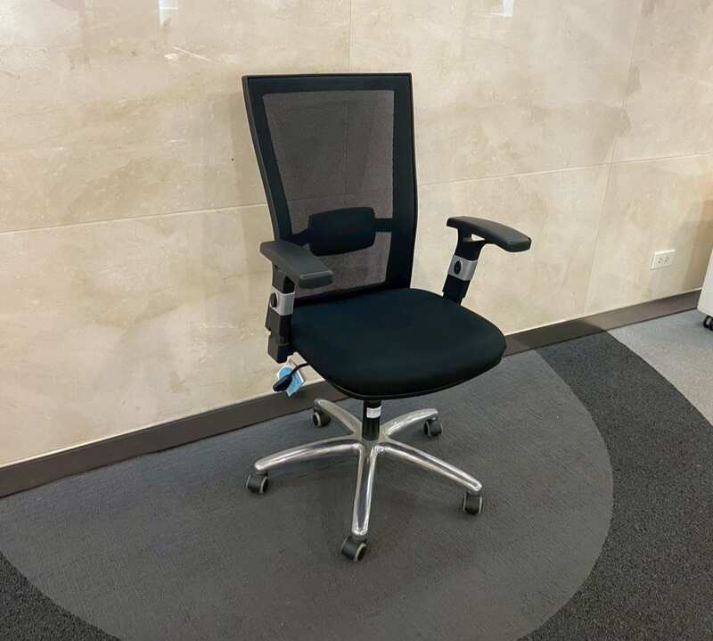 Executive chair, fabric upholstery, mesh backrest, Perfect brand.