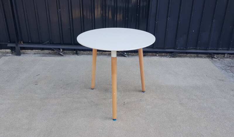 Round table with wooden legs, white color.