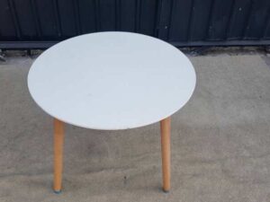 Round table with wooden legs, white color.