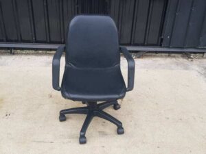 Office chair with wheels, leather backrest and seat, black._YHC3H4EB6H