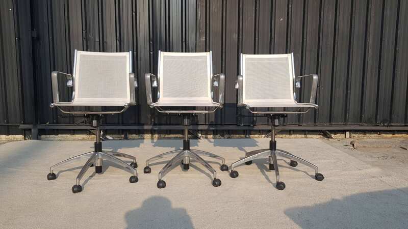 Office chair, steel legs, mesh seat, mesh backrest, white.