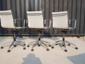 Office chair, steel legs, mesh seat, mesh backrest, white.