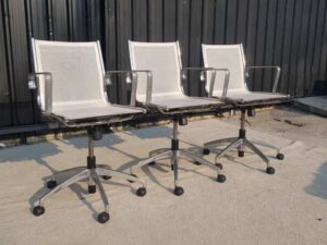 Office chair, steel legs, mesh seat, mesh backrest, white.