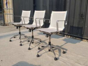 Office chair, steel legs, mesh seat, mesh backrest, white.