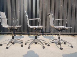 Office chair, steel legs, mesh seat, mesh backrest, white.