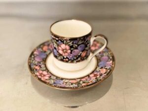 Coffee mug, floral pattern, vintage style