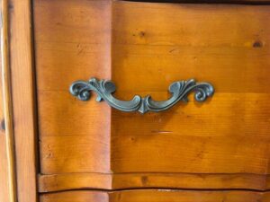 5-Drawer Wooden Chest in Vintage Style with Classic-Patterned Iron Handles (1)