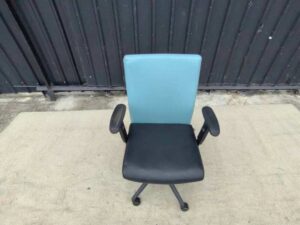 Logica office chair, black seat, blue backrest.