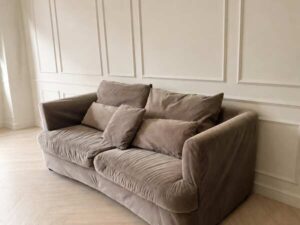 Brown 2-seater sofa with 5 cushions
