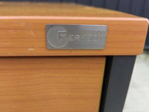 2-Drawer Desk with Black Wooden Legs – Perfect Office Furniture