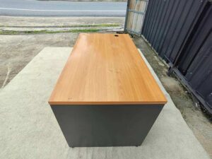 2-Drawer Desk with Black Wooden Legs – Perfect Office Furniture