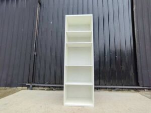 White wooden open-shelf unit (5 compartments)