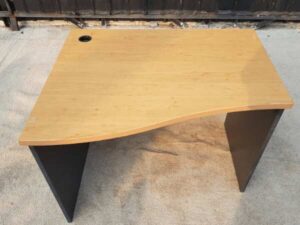 Wooden desk, curved design, with cable holes, 100 cm_K3SCFKSJB5