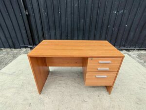 Multifunctional desk with 3 drawers.