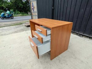 Multifunctional desk with 3 drawers.