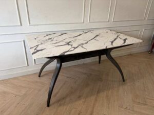 Vintage-style table with marble pattern