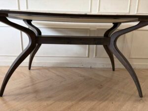 Vintage-style table with marble pattern