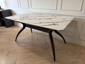 Vintage-style table with marble pattern
