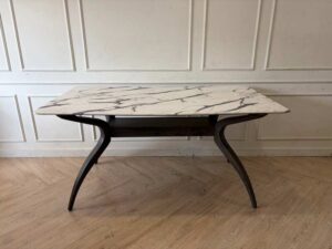 Vintage-style table with marble pattern
