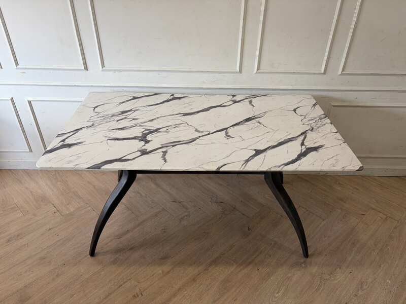 Vintage-style table with marble pattern