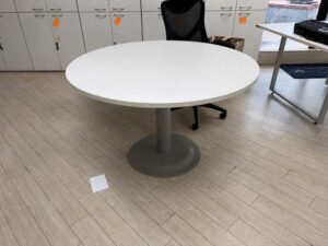 Round table with steel legs and white wooden top (1)