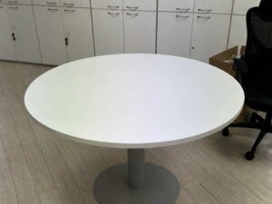 Round table with steel legs and white wooden top (1)