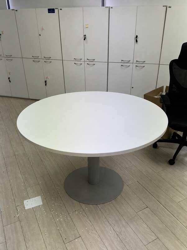 Round table with steel legs and white wooden top (1)