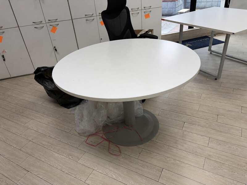 Round table with steel legs and white wooden top (1)