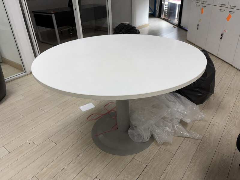Round table with steel legs and white wooden top (1)