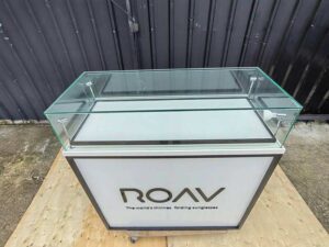 White glass display cabinet with 2 storage compartments (3)