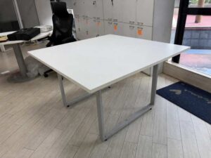 Office desk with metal legs and white wooden top (1)