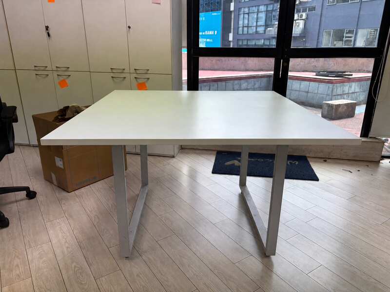 Office desk with metal legs and white wooden top (1)