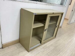 Cream-colored steel cabinet with sliding glass doors – Furnine brand (4)