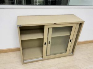 Cream-colored steel cabinet with sliding glass doors – Furnine brand (4)