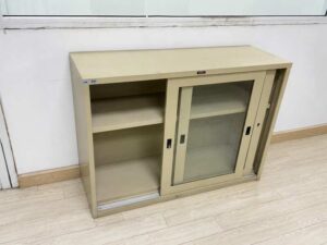 Cream-colored steel cabinet with sliding glass doors – Furnine brand (4)